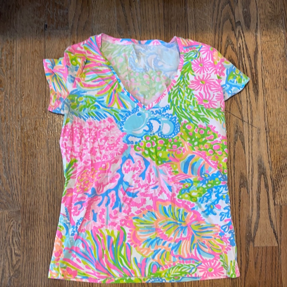 Lilly Pulitzer v neck tee shirt